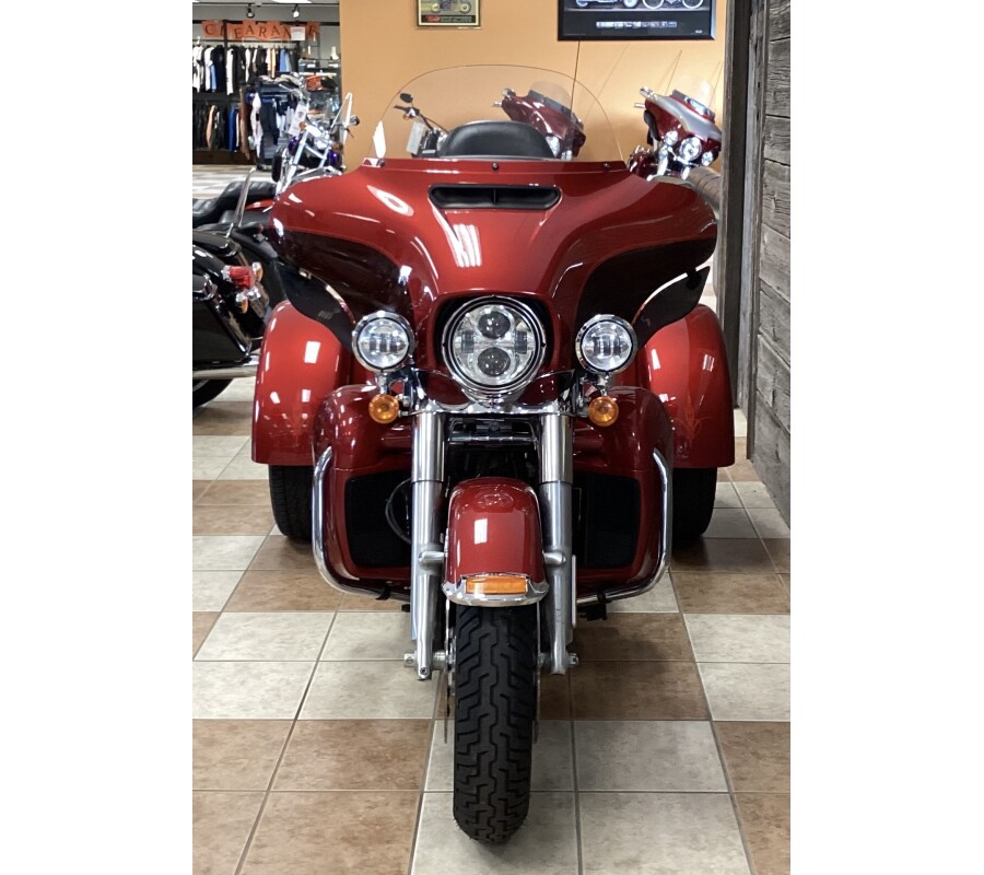 2018 Harley-Davidson® Tri Glide® Ultra Wicked Red/Twisted Cherry