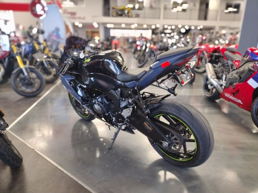 2023 Kawasaki Ninja® ZXT-6R Base