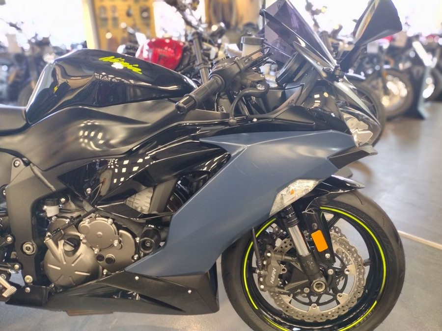 2023 Kawasaki Ninja® ZXT-6R Base