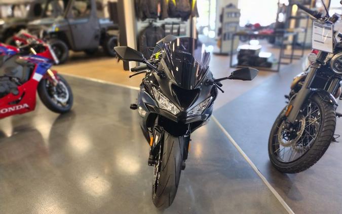 2023 Kawasaki Ninja® ZXT-6R Base