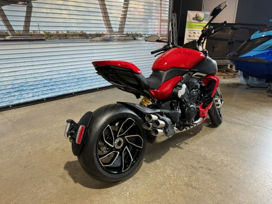 2024 Ducati Diavel V4 Red
