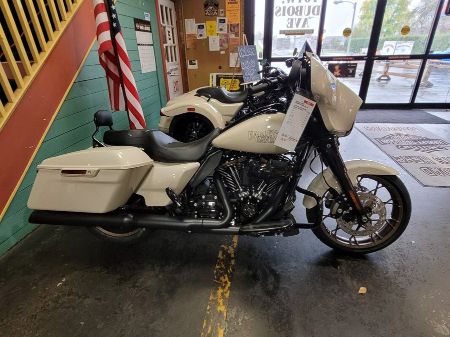 2023 Harley-Davidson Street Glide ST White Sand Pearl – Black Finish