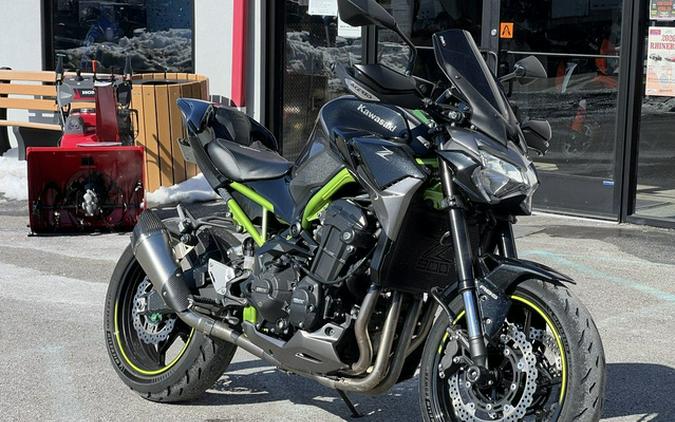 2020 Kawasaki Z900 ABS Metallic Graphite Gray/Metallic Spark Bla