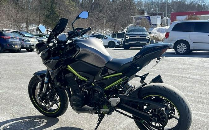 2020 Kawasaki Z900 ABS Metallic Graphite Gray/Metallic Spark Bla
