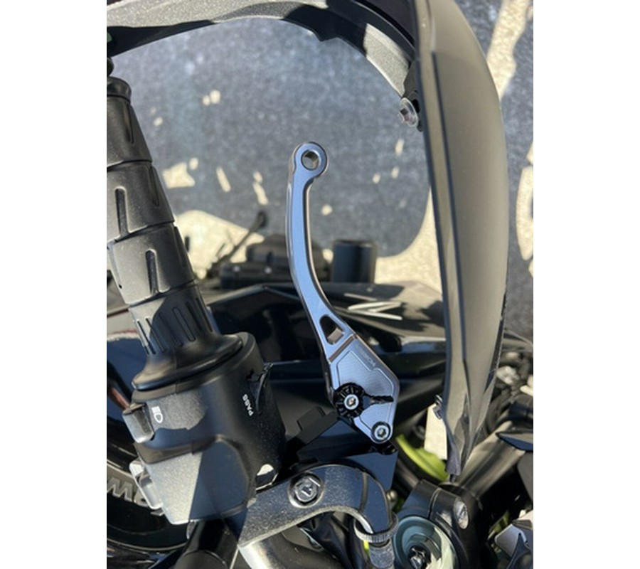 2020 Kawasaki Z900 ABS Metallic Graphite Gray/Metallic Spark Bla