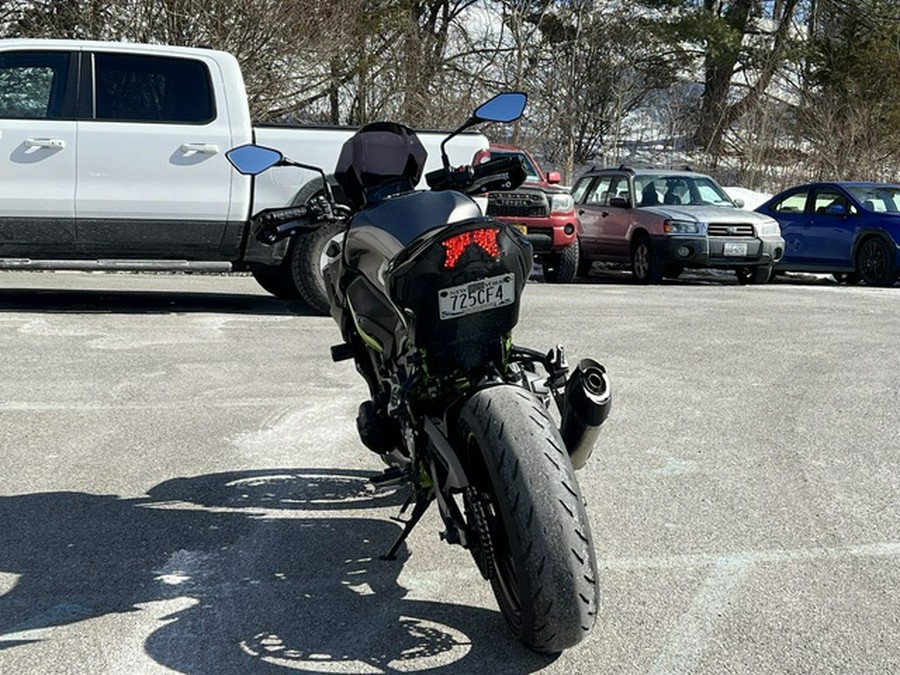 2020 Kawasaki Z900 ABS Metallic Graphite Gray/Metallic Spark Bla