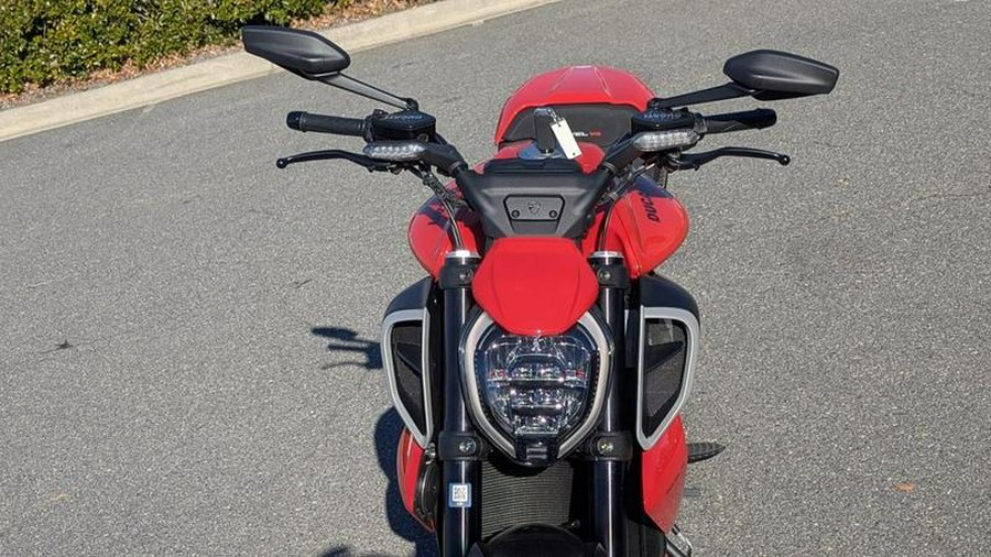 2025 Ducati Diavel V4 Ducati Red
