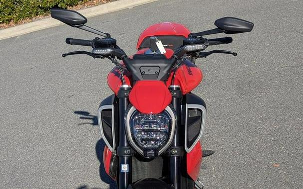 2025 Ducati Diavel V4 Ducati Red