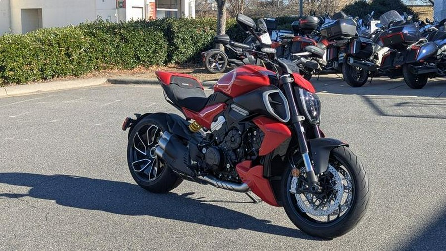 2025 Ducati Diavel V4 Ducati Red