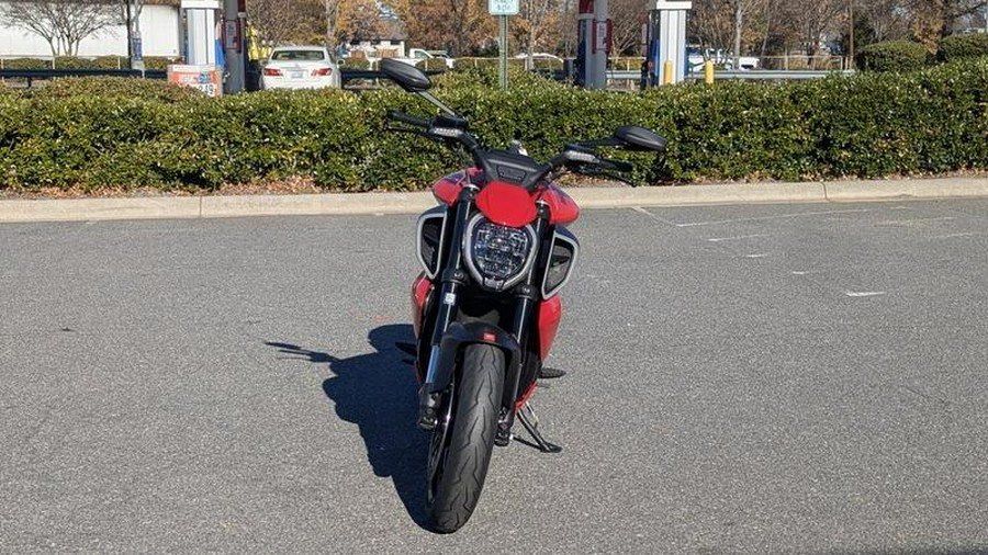 2025 Ducati Diavel V4 Ducati Red