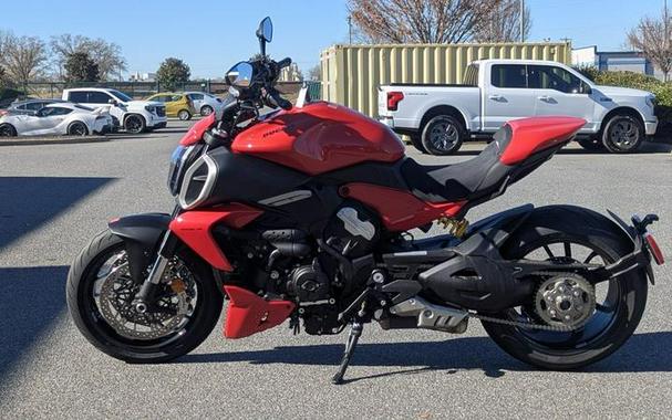 2025 Ducati Diavel V4 Ducati Red
