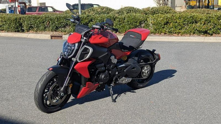 2025 Ducati Diavel V4 Ducati Red