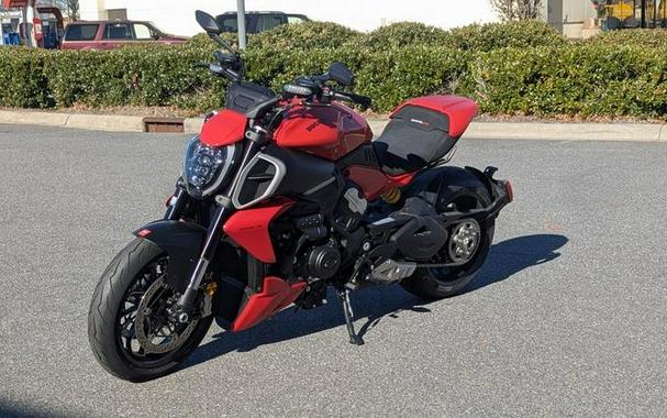 2025 Ducati Diavel V4 Ducati Red