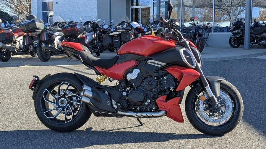 2025 Ducati Diavel V4 Ducati Red