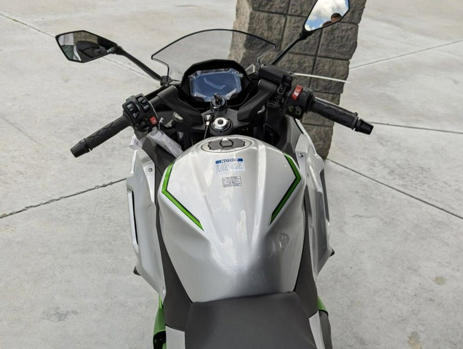 2024 Kawasaki Ninja® 7 Hybrid ABS