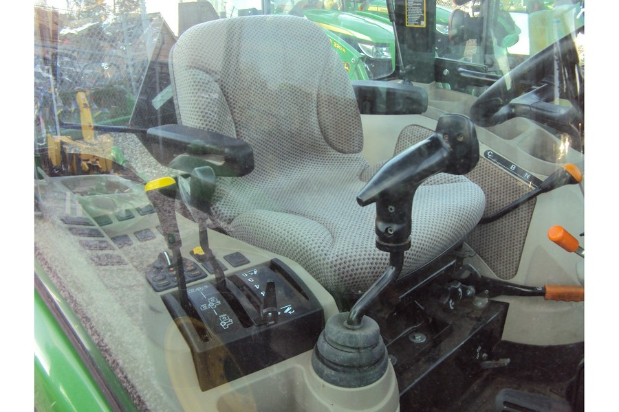 2022 John Deere 3033R CAB