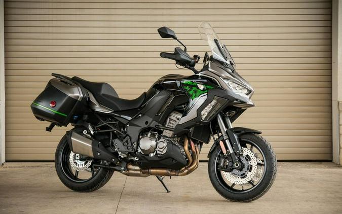 New 2023 KAWASAKI VERSYS 1000 SE LT METALLIC GRAPHITE AND METALLIC DIABLO BLACK AND METALLIC FLAT SPARK BLACK