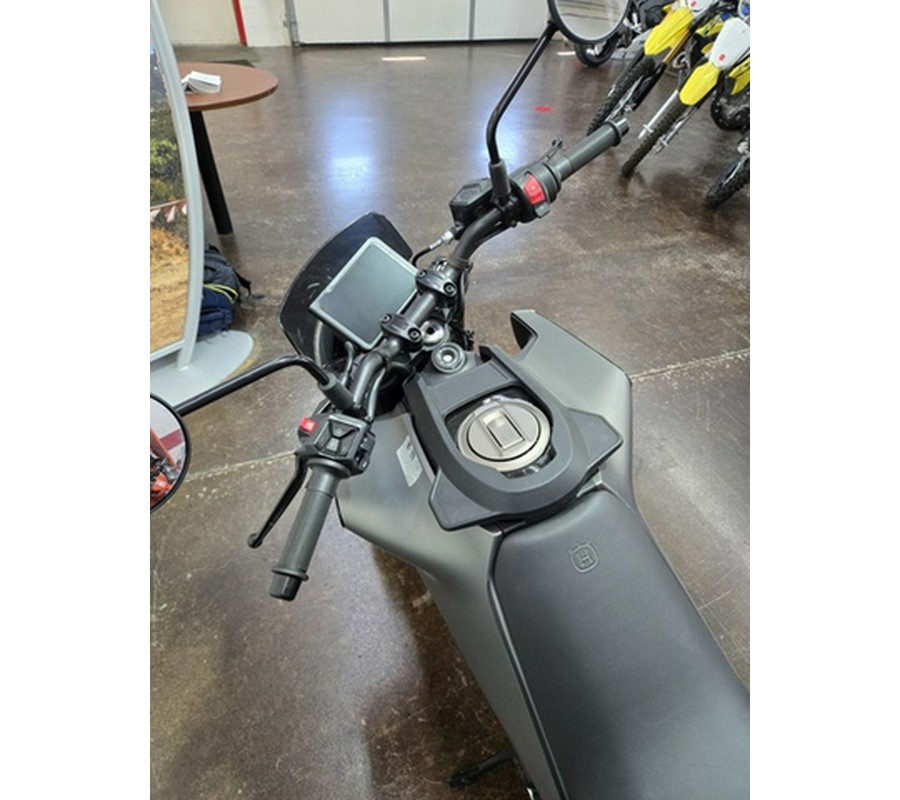 2024 Husqvarna SVARTPILEN 401