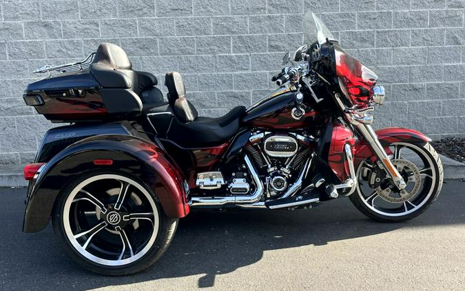 Harley-Davidson® CVO™ Tri Glide® 2022 Dante’s Red Fade