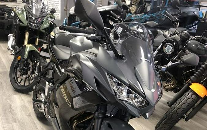 2024 Kawasaki Ninja® 650 ABS Metallic Matte Dark Gray/Metallic Spark Black