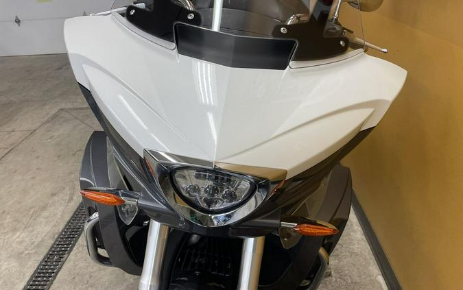 2016 Victory Motorcycles® Cross Country Tour® Two-Tone White Pearl and Gray