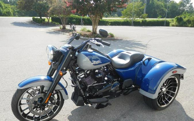 2023 Harley-Davidson Freewheeler Bright Billiard Blue/Billiard Gray