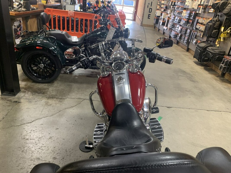 2021 Harley-Davidson® Road King® Billiard Red with Detachable Tour Pack