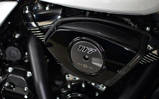 2025 Harley-Davidson Road Glide White Onyx Pearl - Black Finish