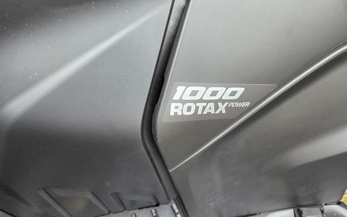 2027 Can-Am® Outlander MAX XT 1000 7.6 in.