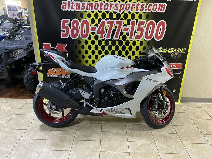 2024 Kawasaki Ninja® ZX™-6R ABS Pearl Robotic White/Metallic Graphite Gray