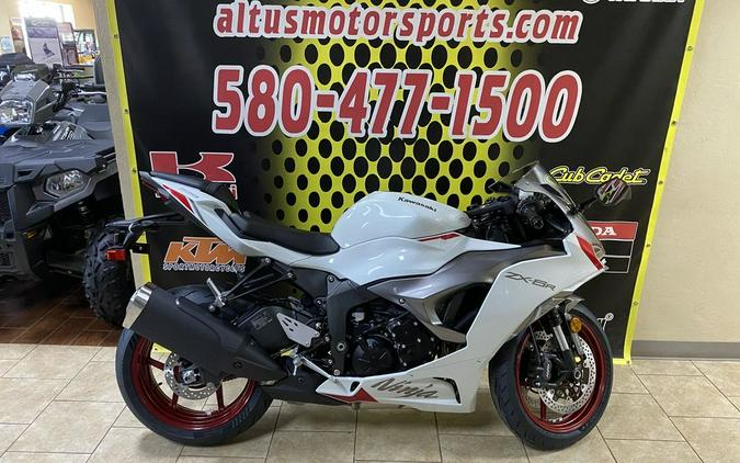 2024 Kawasaki Ninja® ZX™-6R ABS Pearl Robotic White/Metallic Graphite Gray