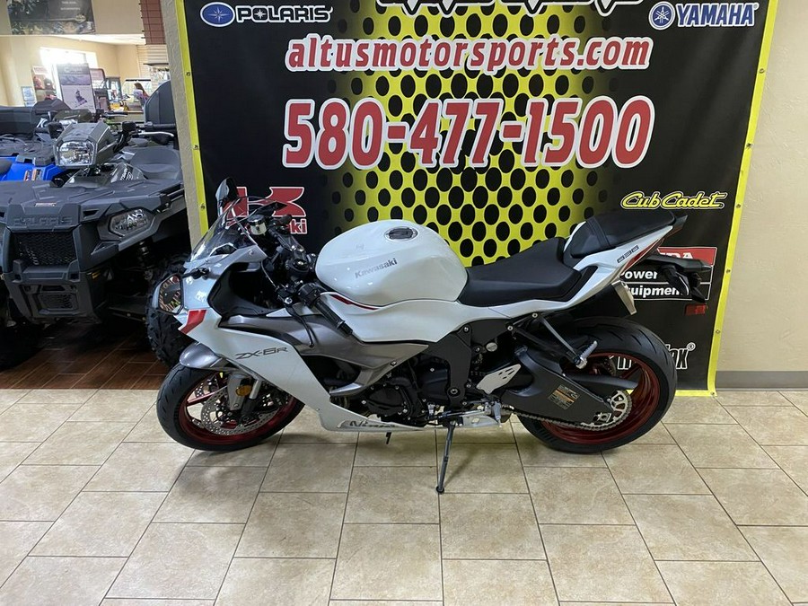 2024 Kawasaki Ninja® ZX™-6R ABS Pearl Robotic White/Metallic Graphite Gray