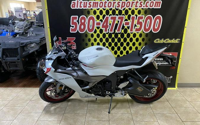 2024 Kawasaki Ninja® ZX™-6R ABS Pearl Robotic White/Metallic Graphite Gray