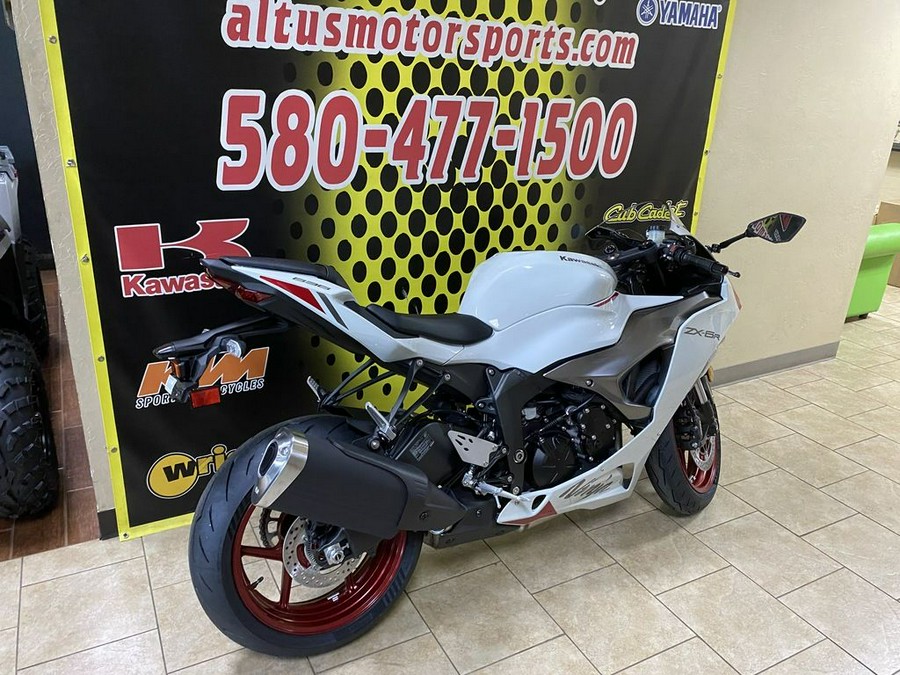 2024 Kawasaki Ninja® ZX™-6R ABS Pearl Robotic White/Metallic Graphite Gray