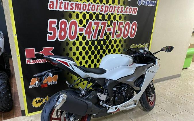 2024 Kawasaki Ninja® ZX™-6R ABS Pearl Robotic White/Metallic Graphite Gray