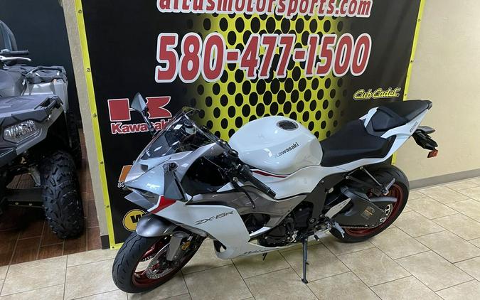 2024 Kawasaki Ninja® ZX™-6R ABS Pearl Robotic White/Metallic Graphite Gray