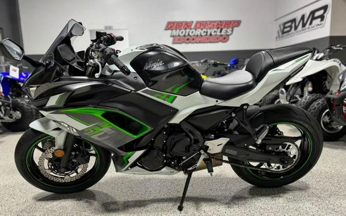 2022 Kawasaki Ninja® 650 Pearl Robotic White/Metallic Carbon Gray