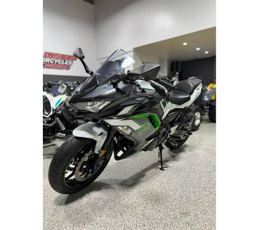 2022 Kawasaki Ninja® 650 Pearl Robotic White/Metallic Carbon Gray