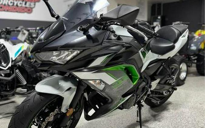 2022 Kawasaki Ninja® 650 Pearl Robotic White/Metallic Carbon Gray