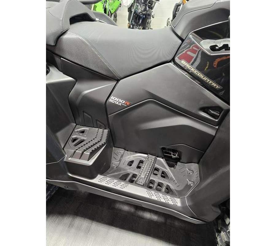 2026 OUTLANDER MAX 6X6 BACKCOUNTRY 1R