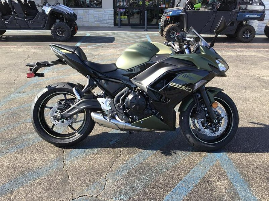 2024 Kawasaki Ninja® 650 Metallic Matte Dark Gray/Metallic Spark Black