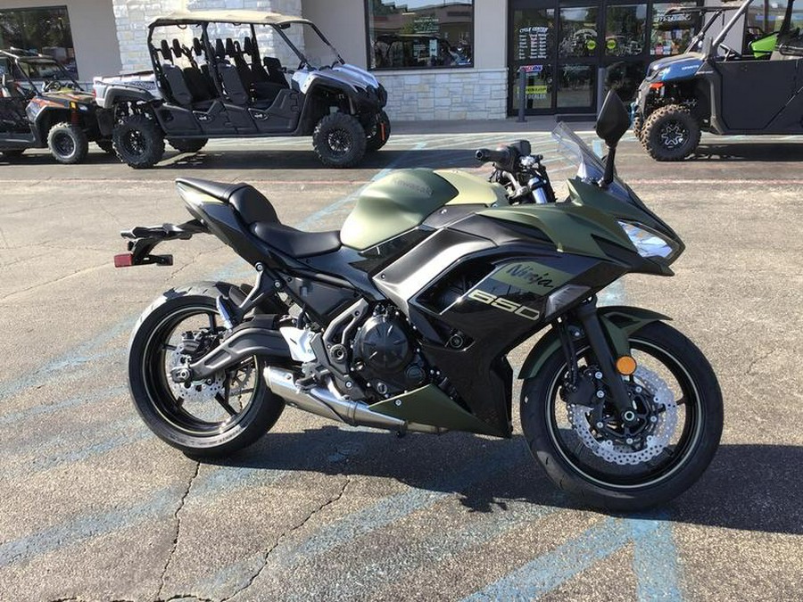 2024 Kawasaki Ninja® 650 Metallic Matte Dark Gray/Metallic Spark Black