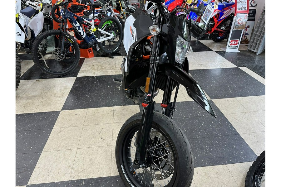 2019 KTM 690 SMC R SUPERMOTO