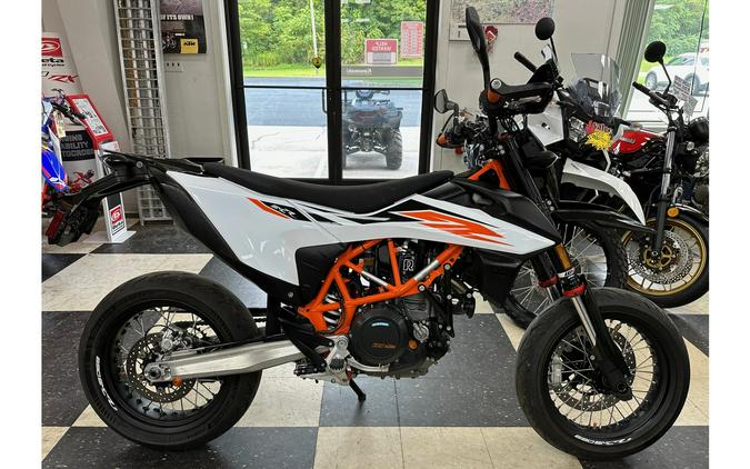 2019 KTM 690 SMC R Review (17 Fast Facts)