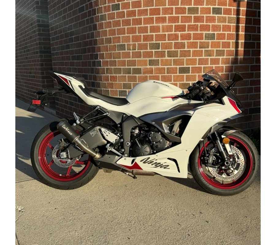 2024 Kawasaki Ninja ZX-6R ABS Pearl Robotic WhiteMetallic Graphite