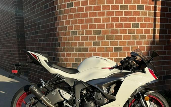 2024 Kawasaki Ninja ZX-6R ABS Pearl Robotic WhiteMetallic Graphite Gray