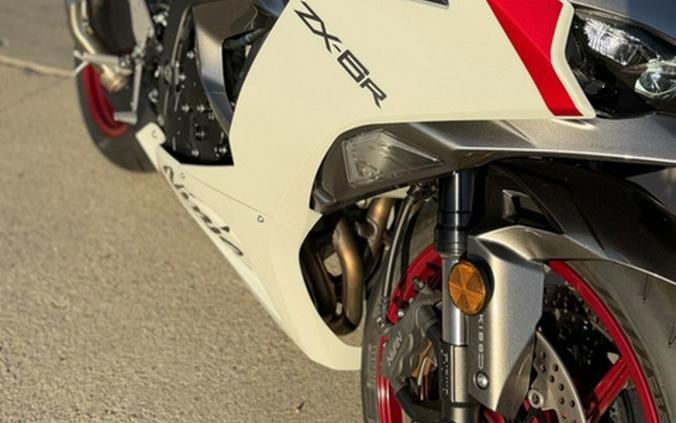 2024 Kawasaki Ninja ZX-6R ABS Pearl Robotic WhiteMetallic Graphite Gray