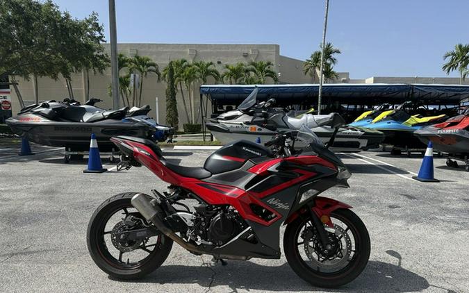 2025 Kawasaki Ninja 500 ABS Passion Red/Metallic Flat Spark Bla