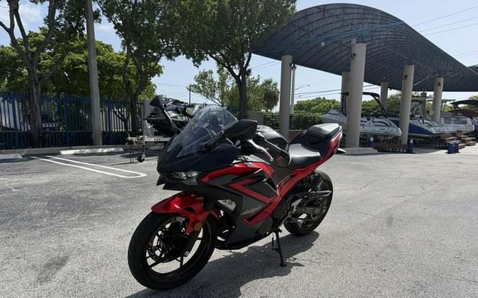 2025 Kawasaki Ninja 500 ABS Passion Red/Metallic Flat Spark Bla