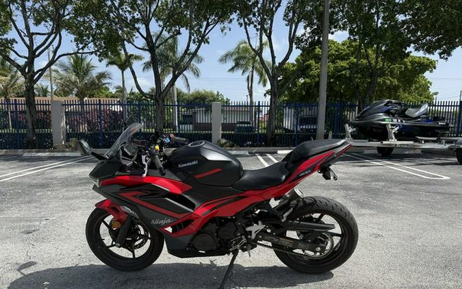 2025 Kawasaki Ninja 500 ABS Passion Red/Metallic Flat Spark Bla